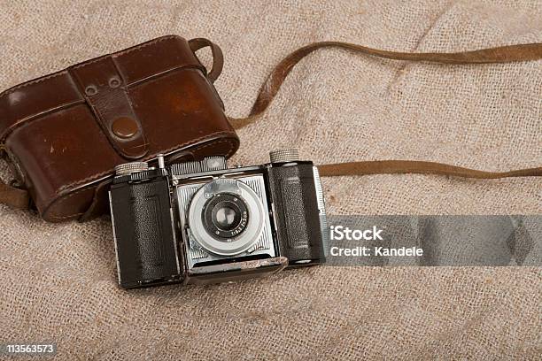 Film Fotocamera Foto Depoca Su Sfondo Di Tela Grezza - Fotografie stock e altre immagini di Antico - Condizione