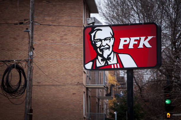 logotipo de pfk em um restaurante local em montreal. poulet frit kentucky é o nome de quebec kfc, kentucky fried chicken, em quebec, para obedecer as leis de língua francesa - oif - fotografias e filmes do acervo