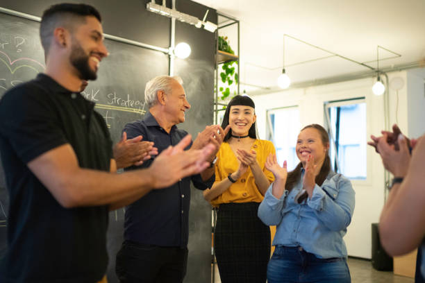 ビジネスチームミーティング拍手成功を祝う - clapping celebration business people ストックフォトと画像