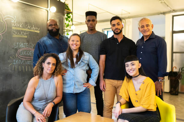 porträt des teams im modernen büro - mannschaftsfoto stock-fotos und bilder