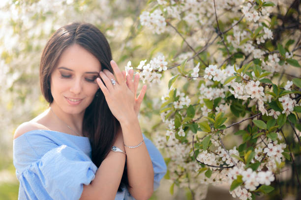 al aire libre retrato de una mujer de primavera disfrutando de la temporada de floración - female bracelet fotografías e imágenes de stock