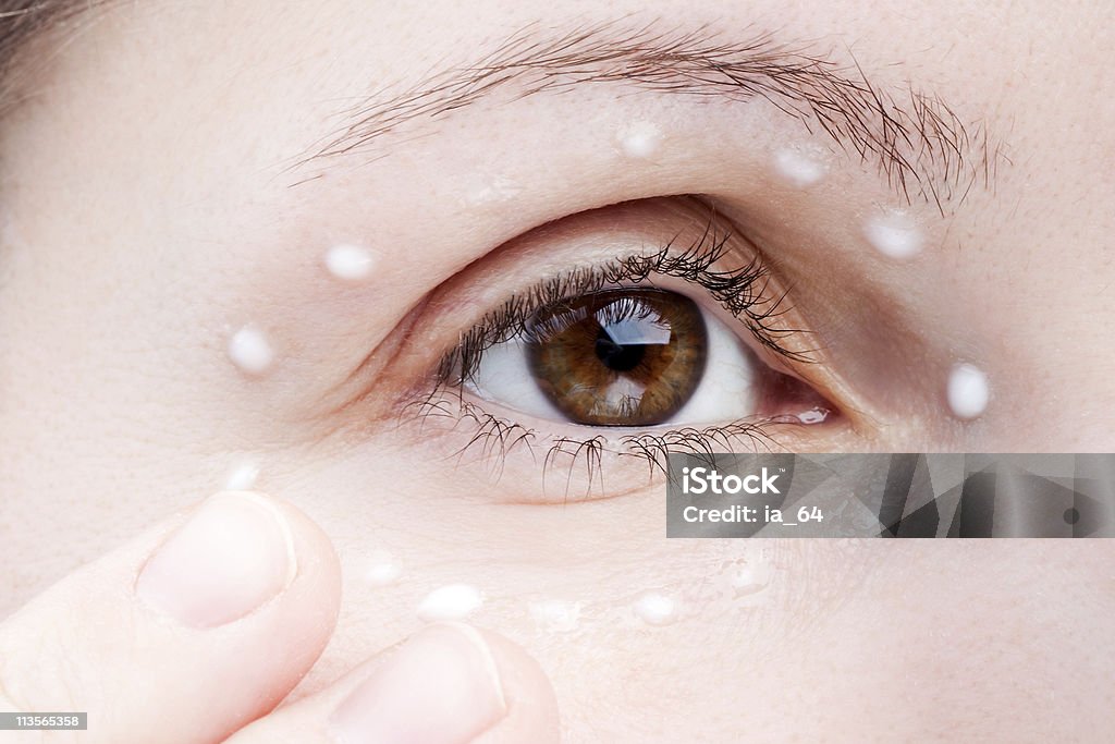 Frauen Anwendung eye Haut-Creme - Lizenzfrei Auftragen Stock-Foto