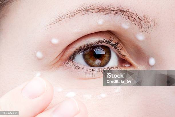 Frauen Anwendung Eye Hautcreme Stockfoto und mehr Bilder von Auftragen - Auftragen, Augenbraue, Creme