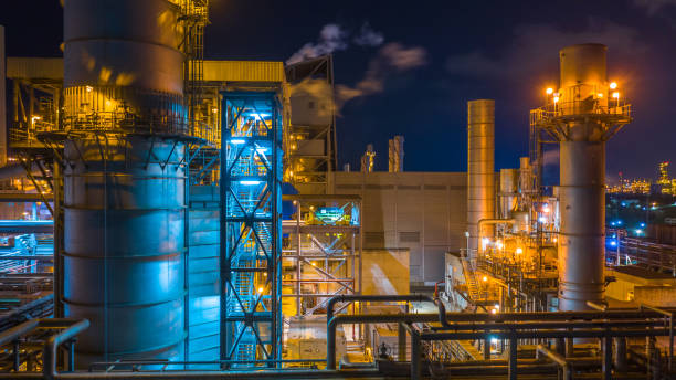 электростанция, комбинированная тепловая электростанция в ночное время, большая электростанция комбинированного цикла. - architecture chimney coal electricity стоковые фото и изображения