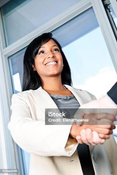 Biznes Kobieta Drżenie Rąk - zdjęcia stockowe i więcej obrazów Biuro - Biuro, Interwiew, Uścisk dłoni