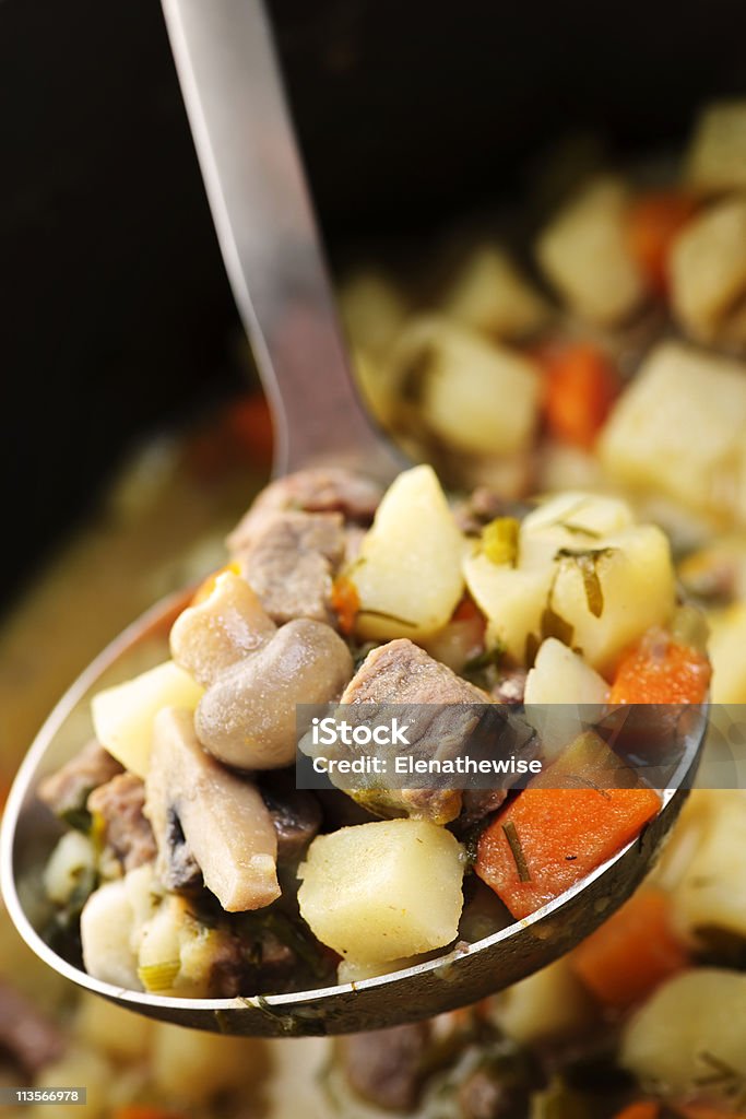 Estofado de carne de res en sirve cuchara - Foto de stock de Alimento libre de derechos