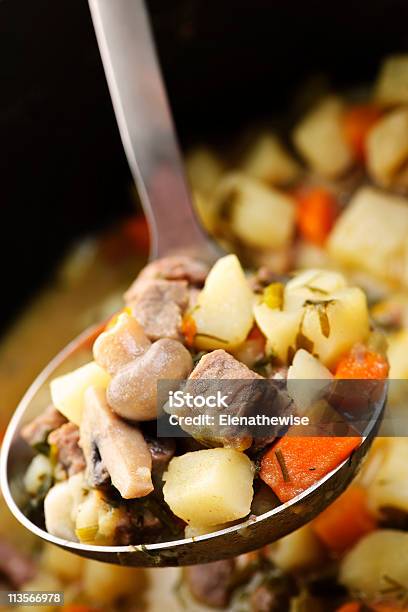 Estofado De Carne De Res En Sirve Cuchara Foto de stock y más banco de imágenes de Alimento - Alimento, Alimentos cocinados, Bloque - Forma