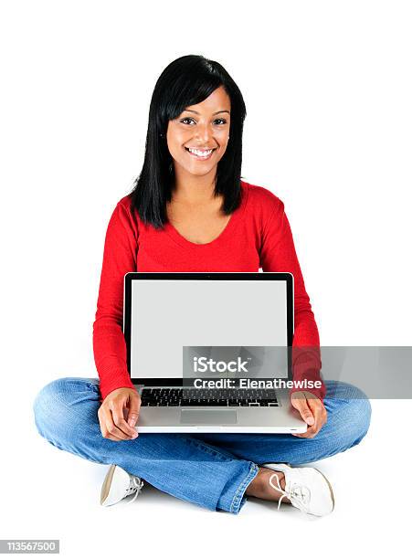 Junge Frau Mit Laptopcomputer Stockfoto und mehr Bilder von Afrikanischer Abstammung - Afrikanischer Abstammung, Afro-amerikanischer Herkunft, Attraktive Frau