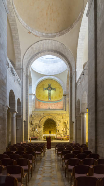 sala di preghiera in chiesa nel luogo sacro delle suore notre dame de sion vicino alla porta del leone nella città vecchia di gerusalemme, israele - jerusalem israel roof looking at view foto e immagini stock