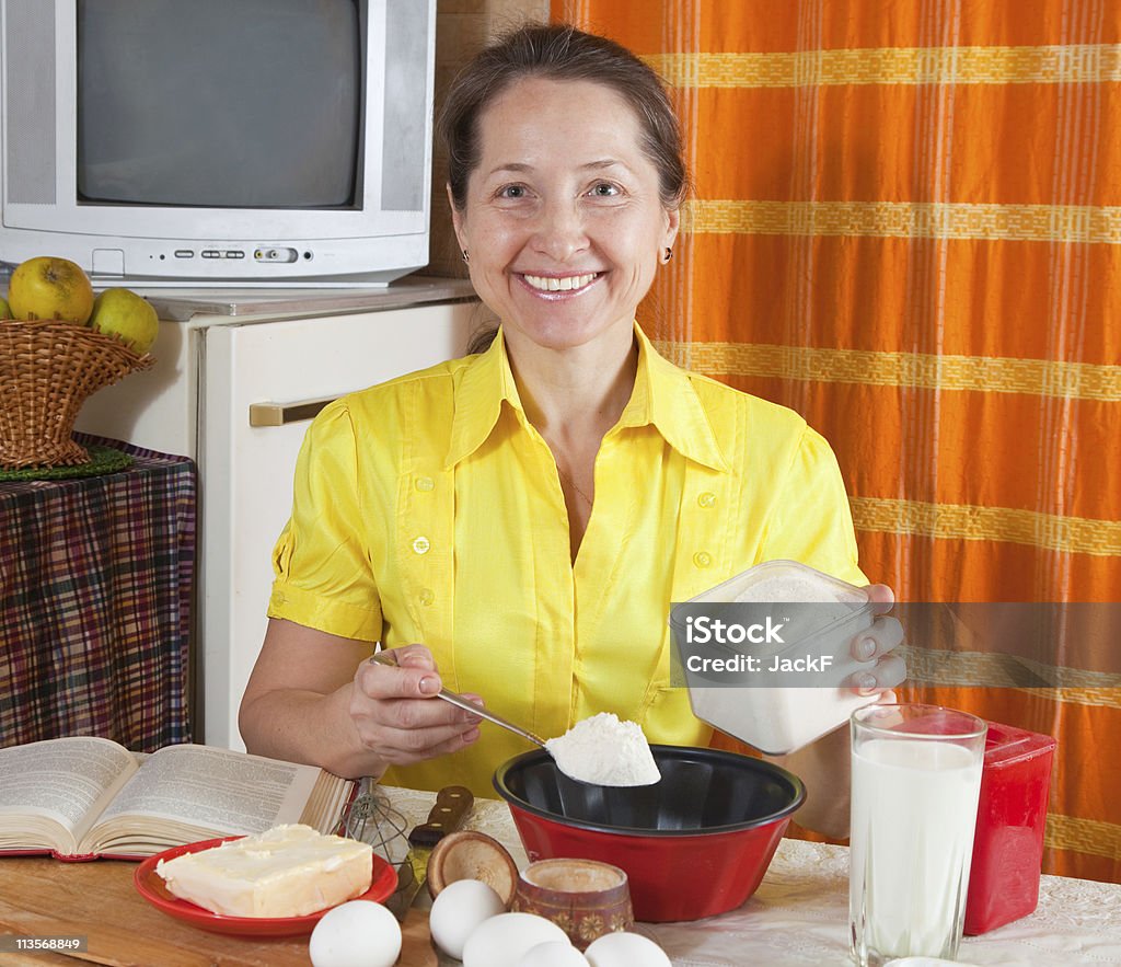 Frau Tropfen Mehl in der Pfanne - Lizenzfrei Backen Stock-Foto