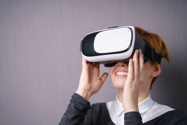 istock Young woman experiencing VR 1135697099