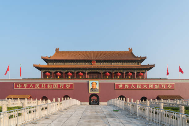 tiananmen gate in beijing, china. chinese text on the red wall reads: long live china and the unity of all peoples in the world. - tiananmen square imagens e fotografias de stock
