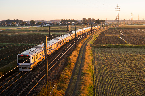 The Joban Line is a mainline railway that runs along the Pacific side of Japan, and the departure point is Ueno Station. This is a scene running in the morning sun in the vicinity of Uchihara, Ibaraki Prefecture.