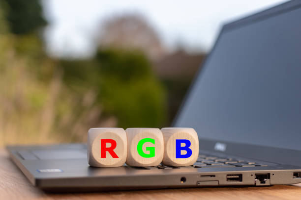 символ цветной модели rgb. кости размещены на блокноте с буквами "rgb" с соответствующими цветами. - primary colours стоковые фото и изображения