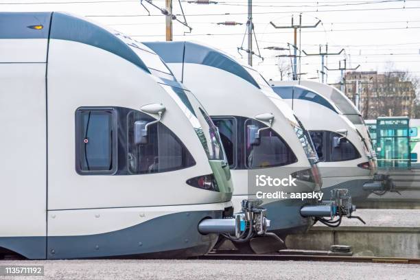 Photo libre de droit de Trains De Passagers De Locomotive De Cabine Dans Une Rangée Sur La Plateforme De La Station banque d'images et plus d'images libres de droit de Arrivée