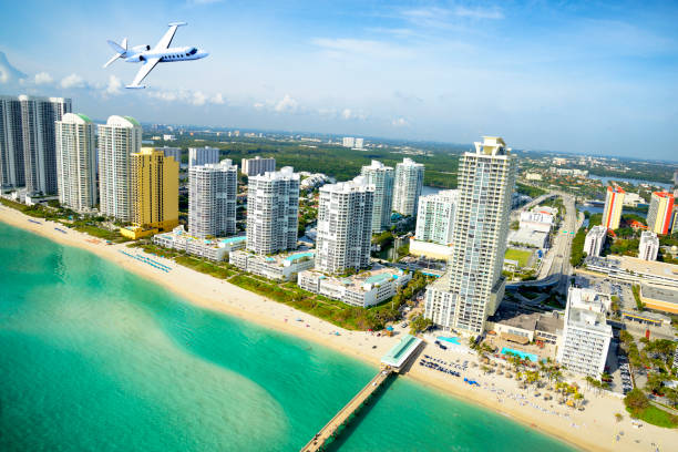 самолет пролетел над майами-бич, штат флорида, сша. - florida mid air miami florida people стоковые фото и изображения