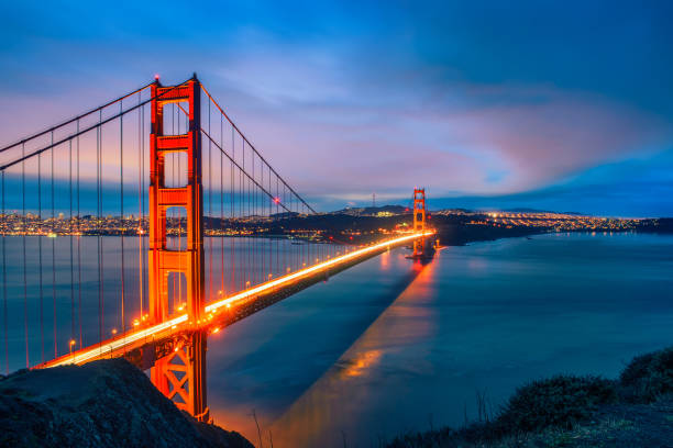 golden gate bridge at night - bridge road city golden gate bridge imagens e fotografias de stock