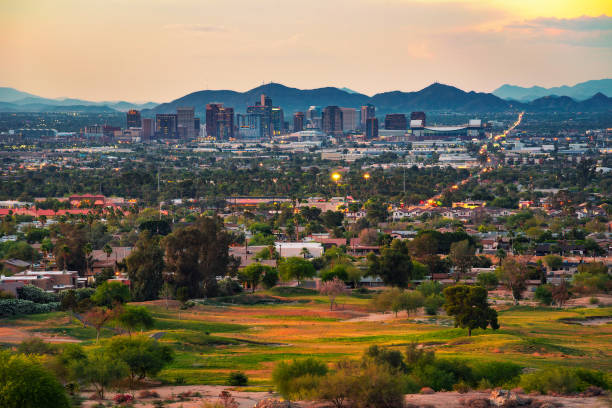 phoenix arizona skyline bei sonnenuntergang - house dawn sunset usa stock-fotos und bilder