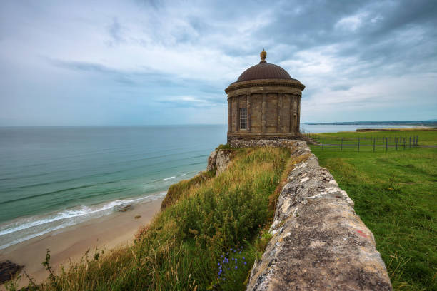 templo mussenden situado en los altos acantilados cerca de castlerock en irlanda del norte - ski arena fotografías e imágenes de stock