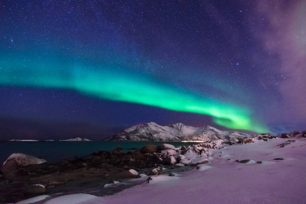 bunte nordlichter über norwegen - snow winter mountain horizon over land stock-fotos und bilder