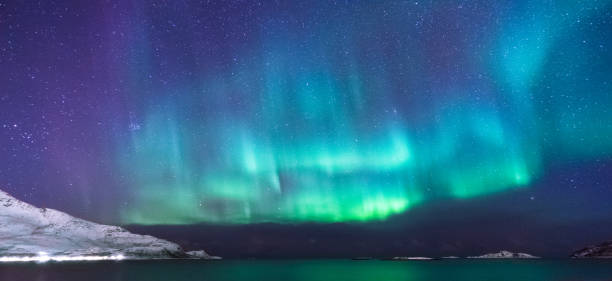 luces norteñas del panorama en el norte de noruega - tromso fjord winter mountain fotografías e imágenes de stock