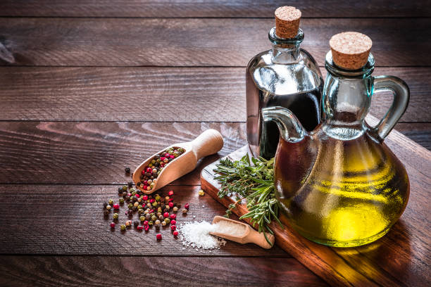 olio d'oliva e aceto balsamico su tavola rustica in legno - food balsamic vinegar vinegar bottle foto e immagini stock