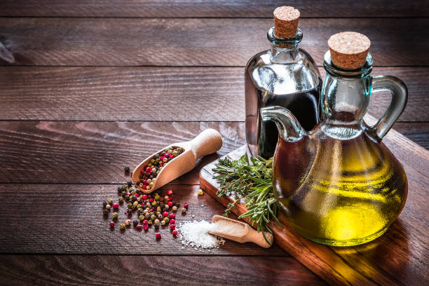오레가노 오일 사용방법 5가지 및 효능 부작용 뜻 6 olive oil and balsamic vinegar on rustic wooden table
