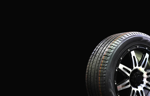 резина колеса автомобиля с кольцом сплава изолированным на черном предпосылке - wheel alloy alloy wheel tire стоковые фото и изображения