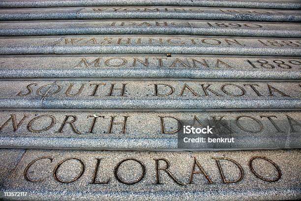 State Names En Frente Del Edificio Del Capitolio Foto de stock y más banco de imágenes de Capitolio estatal - Capitolio estatal, Baton Rouge, Dakota del Sur