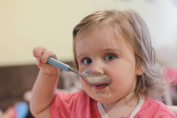 potret makan bayi. - satu bayi perempuan saja foto potret stok, foto, & gambar bebas royalti