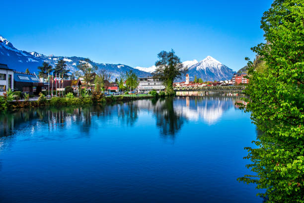 インターラーケン・スイス。訪問する最も美しい場所の一つ - brienz bernese oberland village lake ストックフォトと画像