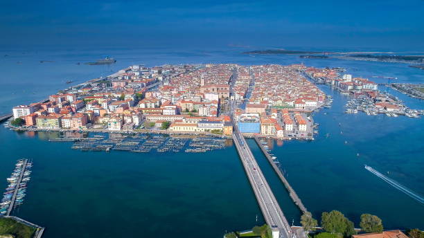 la vue aérienne de la ville de chioggia à venise en italie - chioggia photos et images de collection