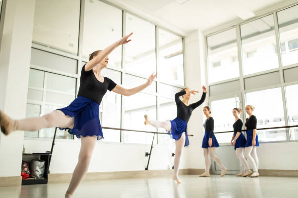 ballerinas springen im ballettstudio - ballet dress studio shot costume stock-fotos und bilder