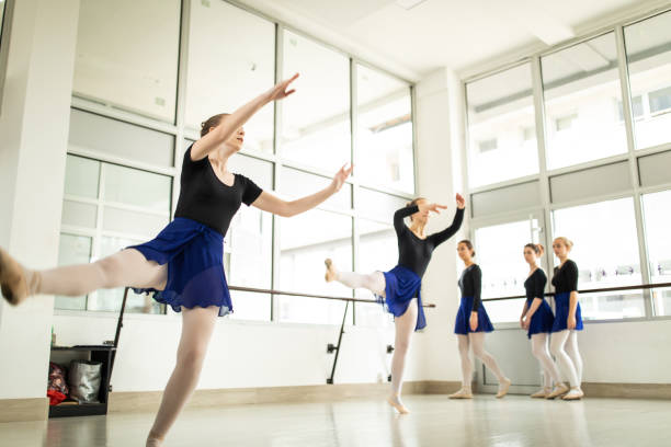 バレエスタジオでバレリーナジャンプ - ballet dress studio shot costume ストックフォトと画像