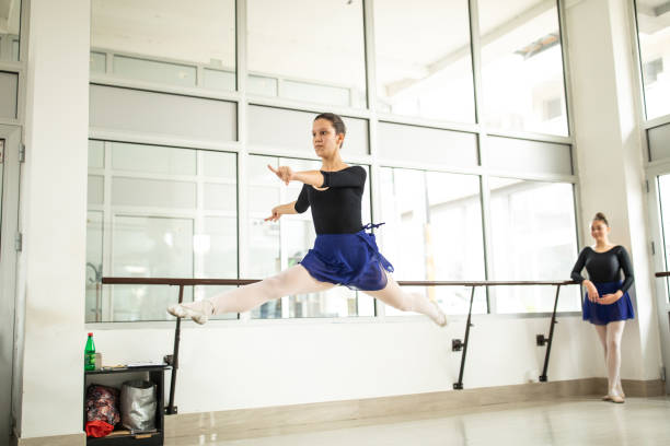 ballerina-springen im ballettstudio - ballet dress studio shot costume stock-fotos und bilder