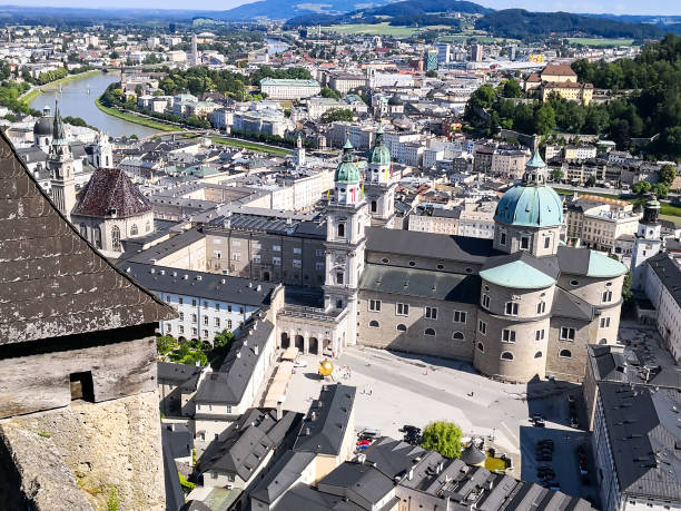 widok od salzburga z zamku - cityscape urban scene high angle view road zdjęcia i obrazy z banku zdjęć