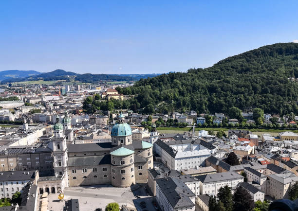 widok od salzburga z zamku - cityscape urban scene high angle view road zdjęcia i obrazy z banku zdjęć