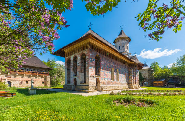 moldovita, monastero chiesa ortodosso dipinto - moldavia europa orientale foto e immagini stock