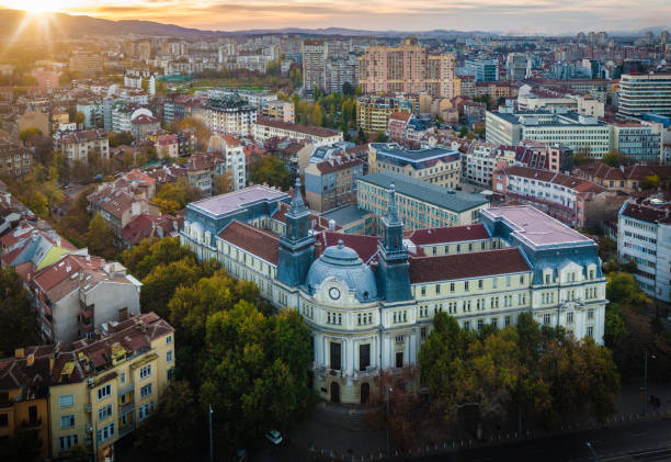 widok z dużym kątem nad miastem sofia, bułgaria, europa wschodnia - zdjęcie stockowe - sofia zdjęcia i obrazy z banku zdjęć