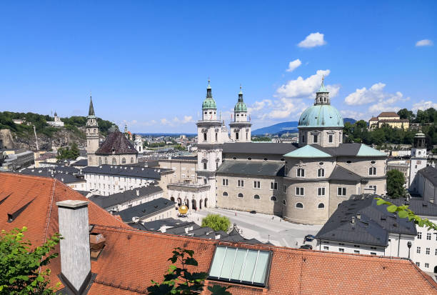 widok od salzburga z zamku - cityscape urban scene high angle view road zdjęcia i obrazy z banku zdjęć