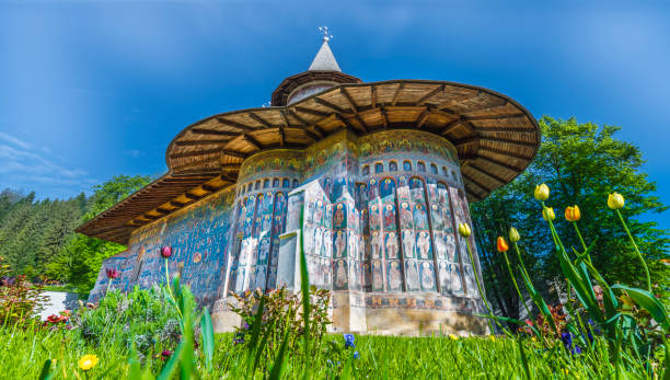 chiesa dipinta del monastero di voronet - moldavia europa orientale foto e immagini stock