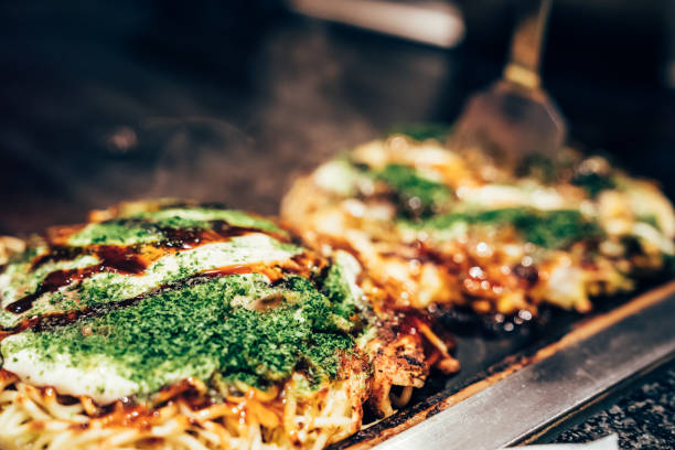 향토 식당에서 오코노미야키 요리 - okonomiyaki 뉴스 사진 이미지
