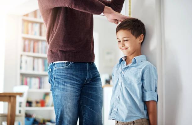 papai diz que eu estou crescendo a cada dia - measuring child instrument of measurement wall - fotografias e filmes do acervo