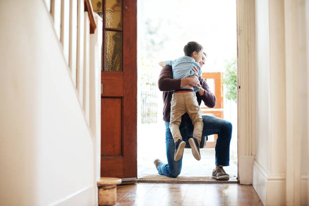 i waited all day to see my little boy - returning imagens e fotografias de stock