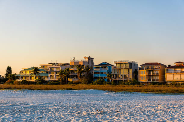 sarasota, usa zachód słońca w siesta key, floryda z wybrzeża wybrzeża domy domy wakacyjne na brzegu zatoki meksykańskiej plaży z nikim - house dawn sunset usa zdjęcia i obrazy z banku zdjęć