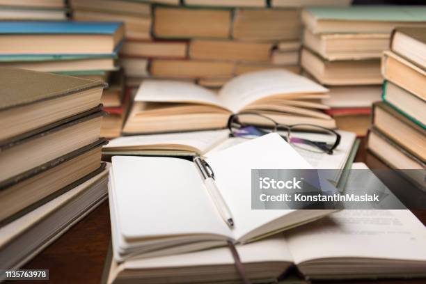 Sách-Mở-Sổ Ghi Chép: Khám phá thế giới của sách với các phiên bản độc đáo và mới lạ của sách và sổ ghi chép. Từ các sổ tay bìa cứng đến những cuốn sách mang tính quan điểm, hãy tìm kiếm sản phẩm phù hợp để nâng cao kiến thức và sự sáng tạo của bạn.