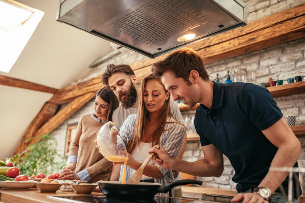 popijaj go powoli - cooking men caucasian togetherness zdjęcia i obrazy z banku zdjęć