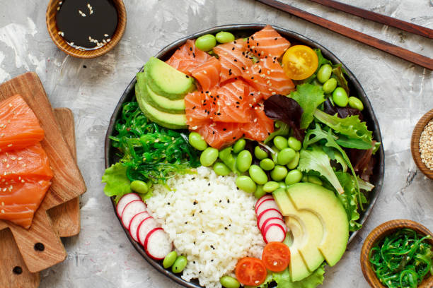 hawajska sałatka z łososia - salmon food carpaccio avocado zdjęcia i obrazy z banku zdjęć