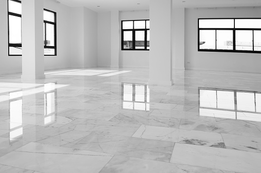 Interior de piso vacío, amplia habitación con suelo de mármol. Blanco con fondo de mármol gris en el interior del piso. Mármol blanco, textura de cuarzo. Patrón natural o fondo abstracto. photo