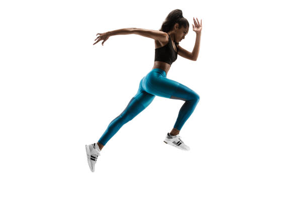 젊은 아프리카 여자 실행 또는 흰색 스튜디오 배경에 고립 된 조깅. - muscular build sprinting jogging athlete 뉴스 사진 이미지